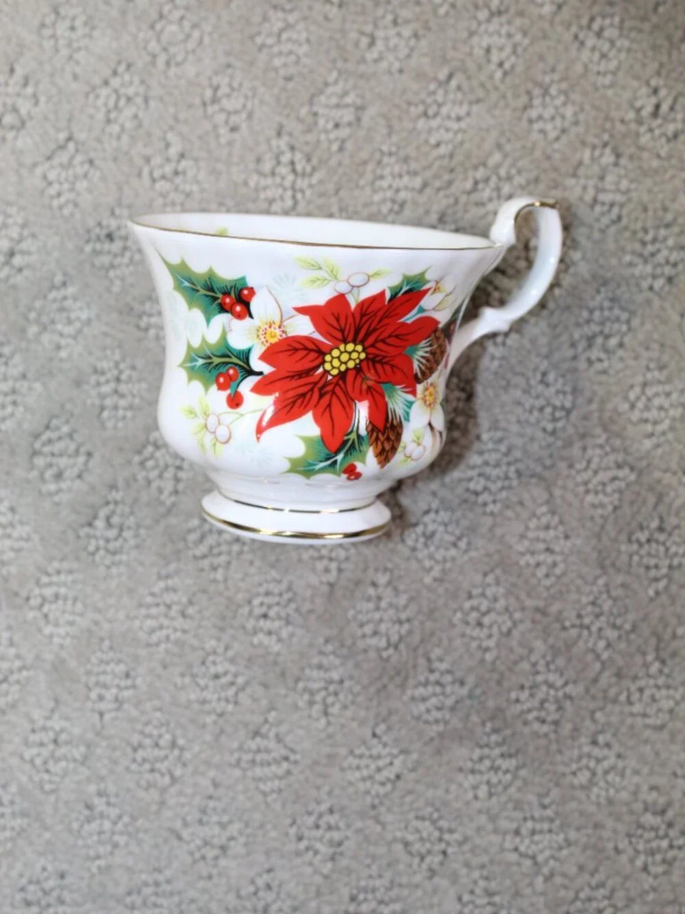 Set of 4 Royal Albert Christmas Poinsettia 2 Cups & 2 Saucers